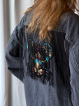Vintage Vibes sort denim jakke med frynser og patch – no 276 fra LÉ MOSCH, blød sort denimjakke med pynt, anvendelige og anderledes jakke, 