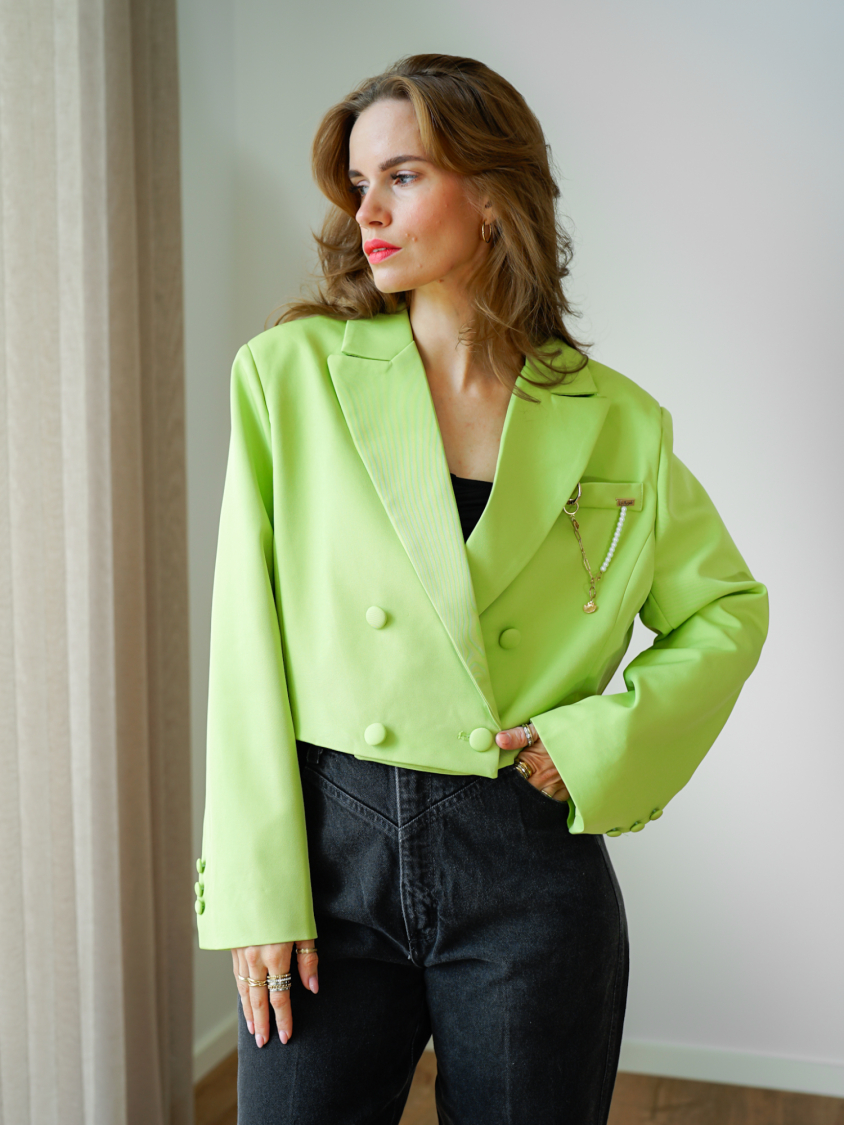 Vintage Vibes Kort Grøn Blazer med kæde-broche – No 279 fra LÉ MOSCH, smuk kort grøn blazer, cool kort blazer til dit personlige look,