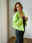 Vintage Vibes Kort Grøn Blazer med kæde-broche – No 279 fra LÉ MOSCH, smuk kort grøn blazer, cool kort blazer til dit personlige look,