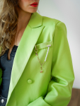 Vintage Vibes Kort Grøn Blazer med kæde-broche – No 279 fra LÉ MOSCH, smuk kort grøn blazer, cool kort blazer til dit personlige look,