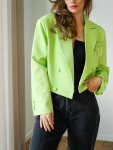 Vintage Vibes Kort Grøn Blazer med kæde-broche – No 279 fra LÉ MOSCH, smuk kort grøn blazer, cool kort blazer til dit personlige look,
