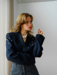 Vintage Vibes Kort Mørkeblå Blazer med nitter – No 280 fra LÉ MOSCH, smuk skulpturel kort blazer i mørkeblå med sorte revers, skøn og anderledes blazer med nitter, 
