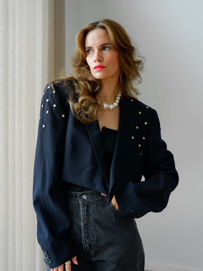 Vintage Vibes Kort Mørkeblå Blazer med nitter – No 280 fra LÉ MOSCH, smuk skulpturel kort blazer i mørkeblå med sorte revers, skøn og anderledes blazer med nitter, 