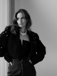 Vintage Vibes Kort Mørkeblå Blazer med nitter – No 280 fra LÉ MOSCH, smuk skulpturel kort blazer i mørkeblå med sorte revers, skøn og anderledes blazer med nitter, 