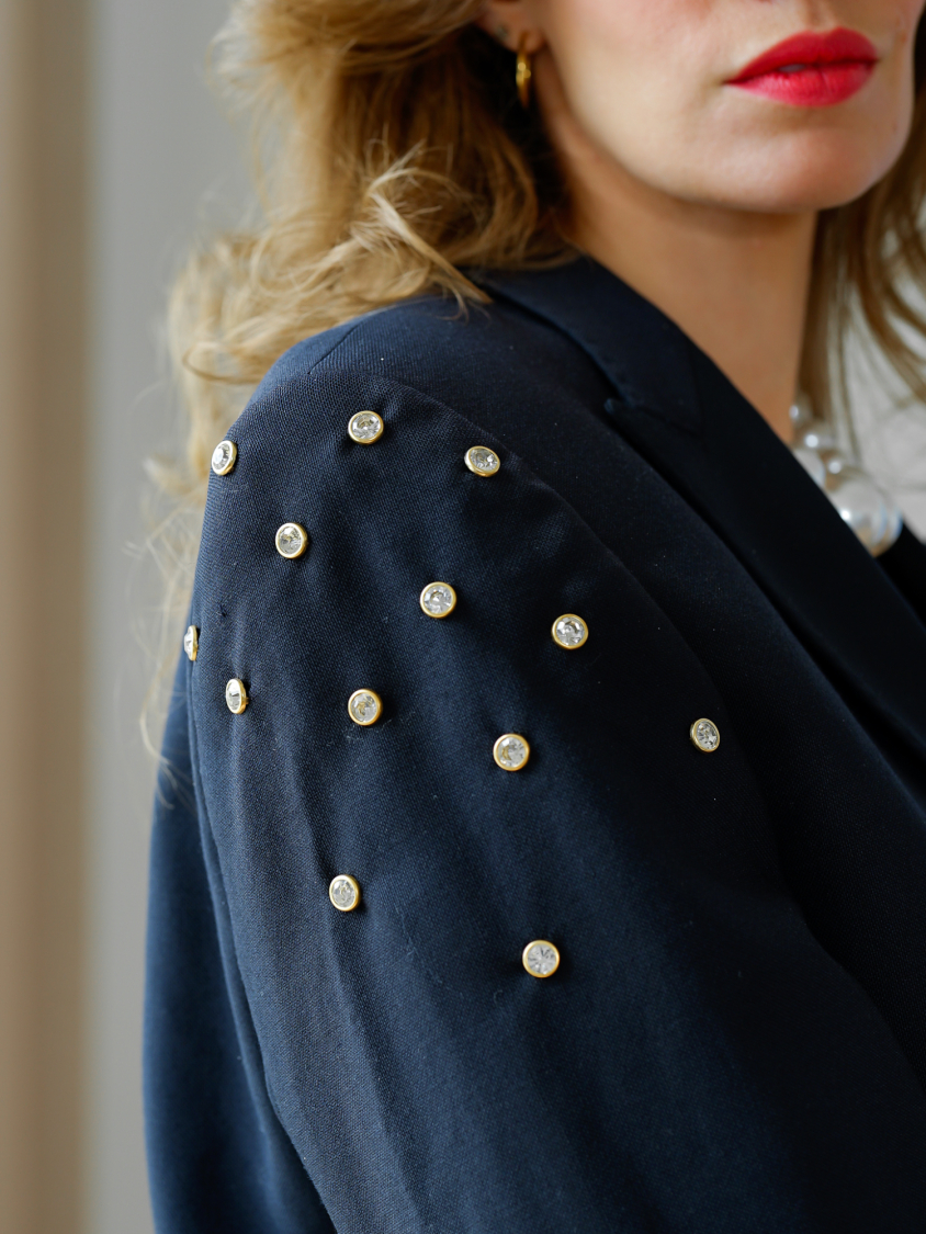 Vintage Vibes Kort Mørkeblå Blazer med nitter – No 280 fra LÉ MOSCH, smuk skulpturel kort blazer i mørkeblå med sorte revers, skøn og anderledes blazer med nitter, 