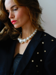 Vintage Vibes Kort Mørkeblå Blazer med nitter – No 280 fra LÉ MOSCH, smuk skulpturel kort blazer i mørkeblå med sorte revers, skøn og anderledes blazer med nitter, 