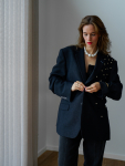Vintage Vibes blå blazer med nitter – No 281 fra LÉ MOSCH, skøn og unik blå blazer drysset med nitter, oversize og enkel blazer i mørkeblå, 