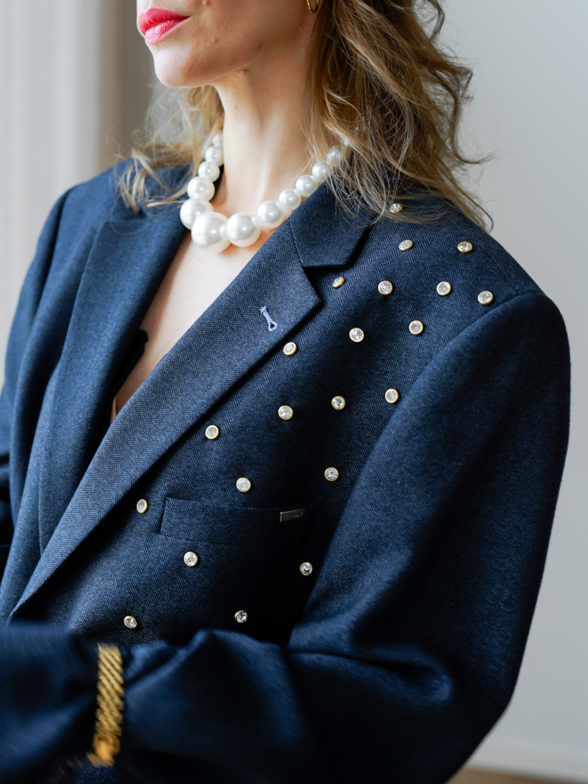 Vintage Vibes blå blazer med nitter – No 281 fra LÉ MOSCH, skøn og unik blå blazer drysset med nitter, oversize og enkel blazer i mørkeblå, 