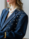 Vintage Vibes blå blazer med nitter – No 281 fra LÉ MOSCH, skøn og unik blå blazer drysset med nitter, oversize og enkel blazer i mørkeblå, 