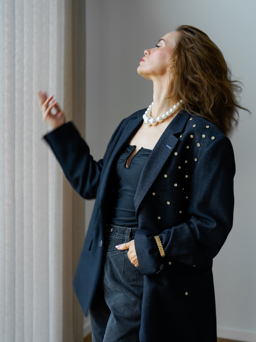 Vintage Vibes blå blazer med nitter – No 281 fra LÉ MOSCH, skøn og unik blå blazer drysset med nitter, oversize og enkel blazer i mørkeblå, 