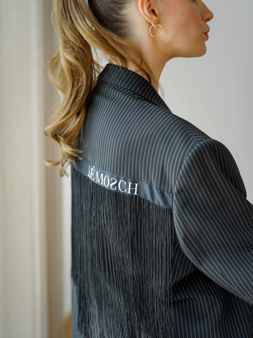 Vintage Vibes stribet blazer med frynser – No 283 fra LÉ MOSCH, cool og anderledes blazer med frynser og LÉ MOSCH logo, fin secondhand blazer med et twist, 