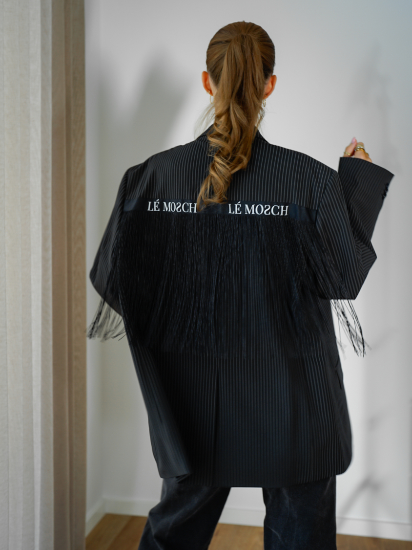 Vintage Vibes stribet blazer med frynser – No 283 fra LÉ MOSCH, cool og anderledes blazer med frynser og LÉ MOSCH logo, fin secondhand blazer med et twist, 