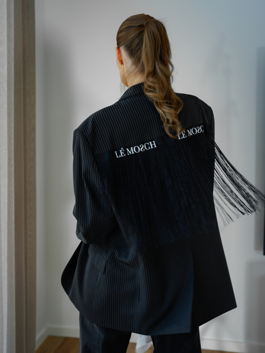 Vintage Vibes stribet blazer med frynser – No 283 fra LÉ MOSCH, cool og anderledes blazer med frynser og LÉ MOSCH logo, fin secondhand blazer med et twist, 
