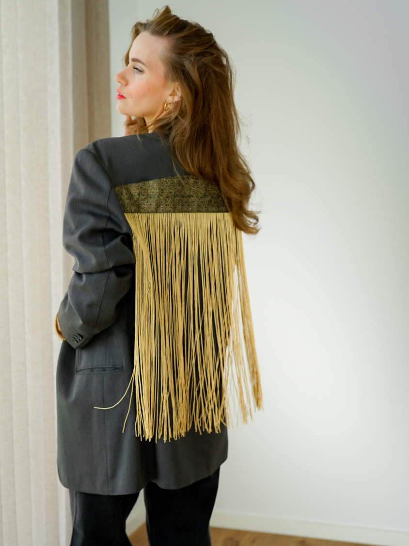 Vintage Vibes blazer med gyldne frynser – No 285 fra LÉ MOSCH, cool og anderledes blazer med frynser, fin secondhand blazer med et twist, 