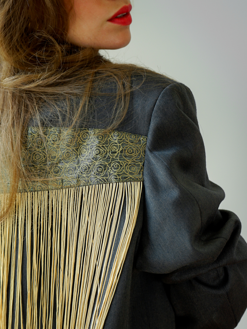 Vintage Vibes blazer med gyldne frynser – No 285 fra LÉ MOSCH, cool og anderledes blazer med frynser, fin secondhand blazer med et twist, 