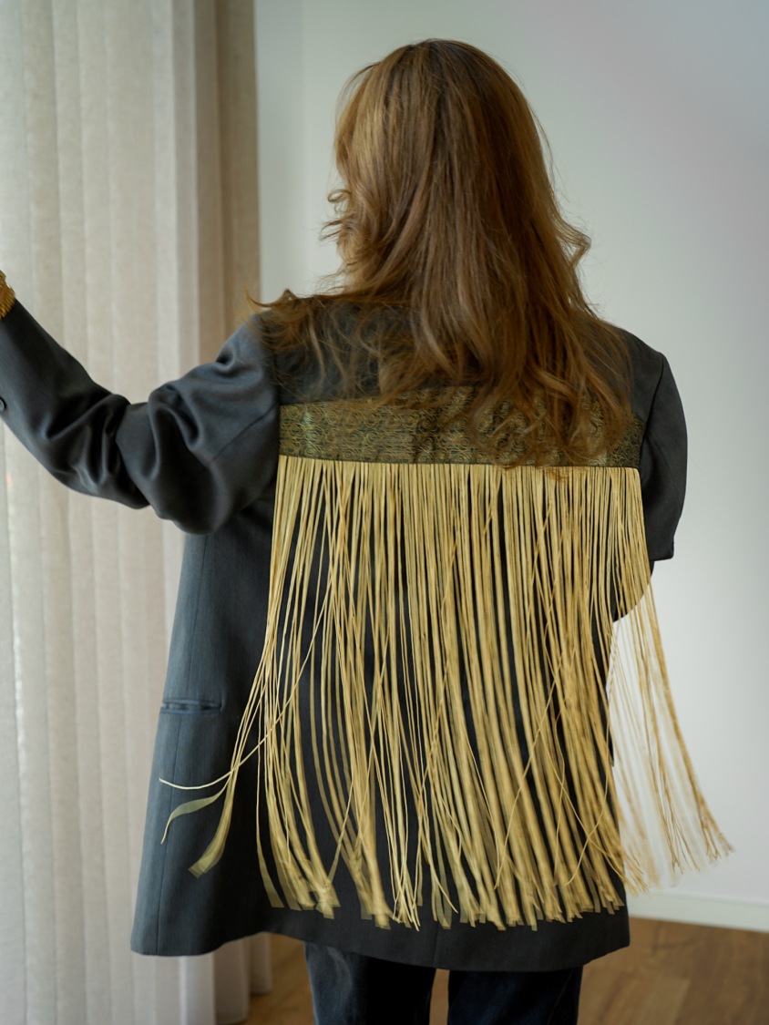 Vintage Vibes blazer med gyldne frynser – No 285 fra LÉ MOSCH, cool og anderledes blazer med frynser, fin secondhand blazer med et twist, 