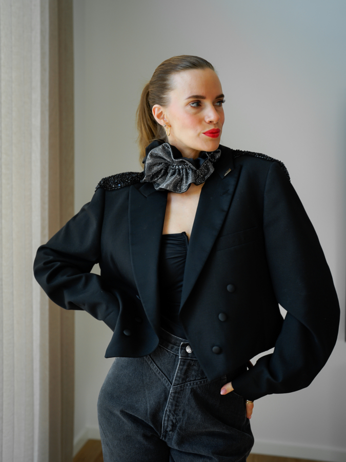 Vintage Vibes kort blazer med pailletter – No 286 fra LÉ MOSCH, cool og anderledes kort blazer med pailletter, fin secondhand blazer med blanke revers, 