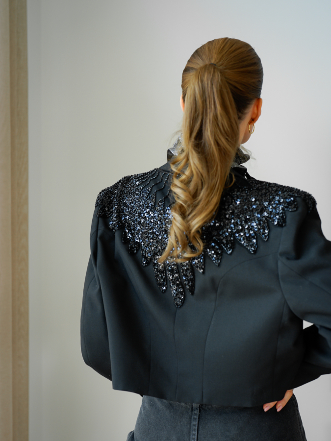 Vintage Vibes kort blazer med pailletter – No 286 fra LÉ MOSCH, cool og anderledes kort blazer med pailletter, fin secondhand blazer med blanke revers, 