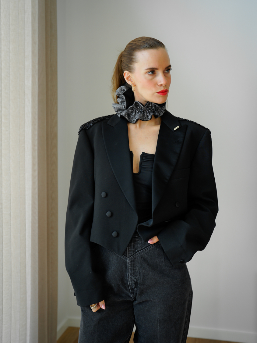 Vintage Vibes kort blazer med pailletter – No 286 fra LÉ MOSCH, cool og anderledes kort blazer med pailletter, fin secondhand blazer med blanke revers, 