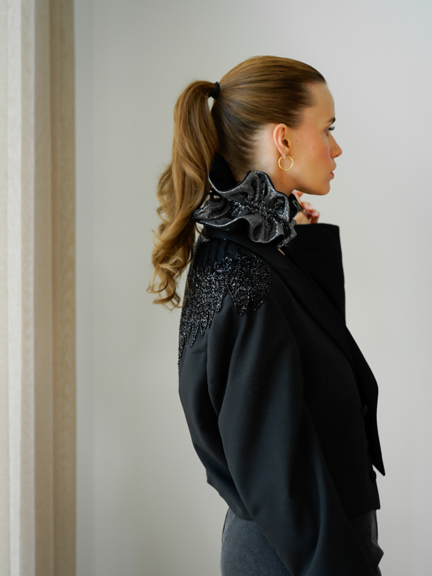 Vintage Vibes kort blazer med pailletter – No 286 fra LÉ MOSCH, cool og anderledes kort blazer med pailletter, fin secondhand blazer med blanke revers, 