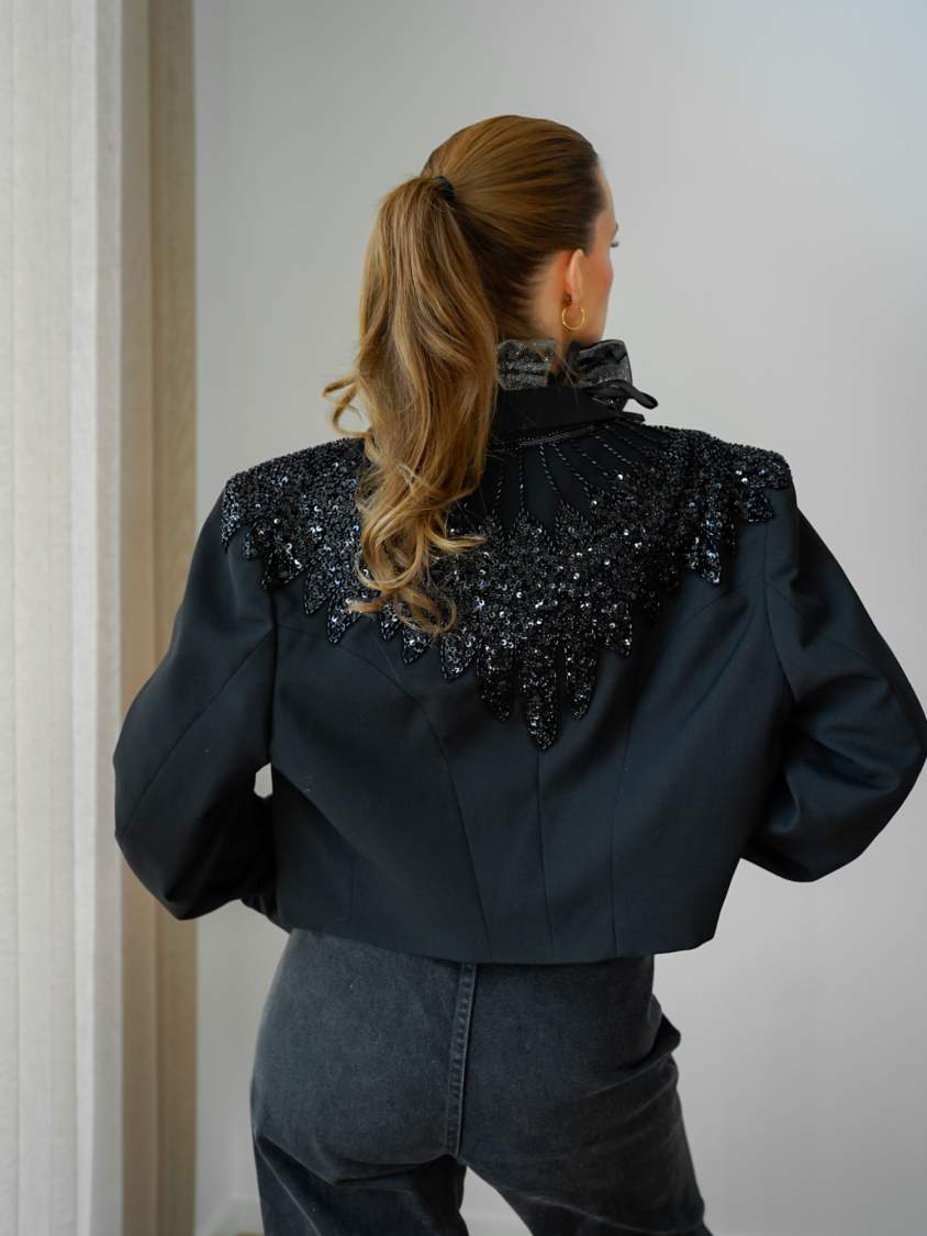 Vintage Vibes kort blazer med pailletter – No 286 fra LÉ MOSCH, cool og anderledes kort blazer med pailletter, fin secondhand blazer med blanke revers, 