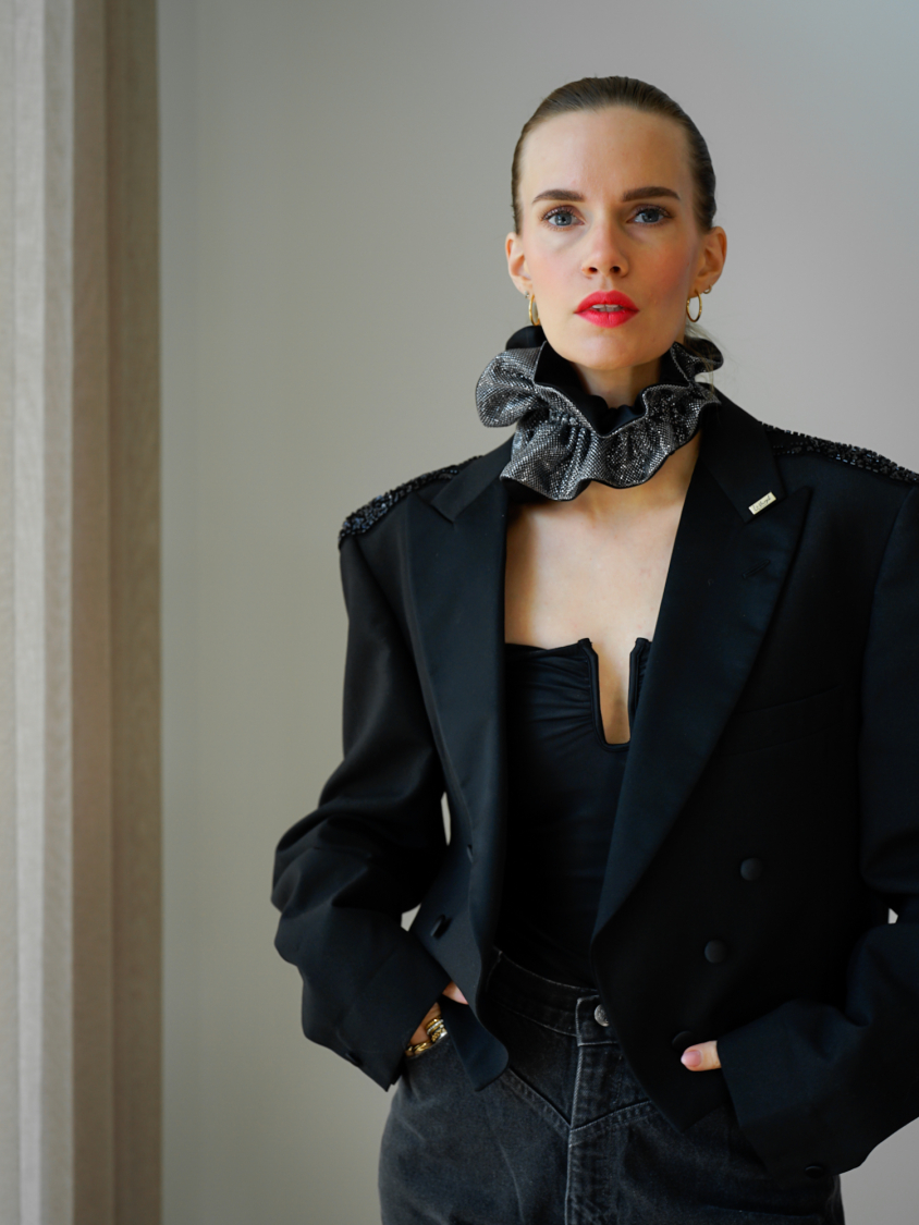 Vintage Vibes kort blazer med pailletter – No 286 fra LÉ MOSCH, cool og anderledes kort blazer med pailletter, fin secondhand blazer med blanke revers, 