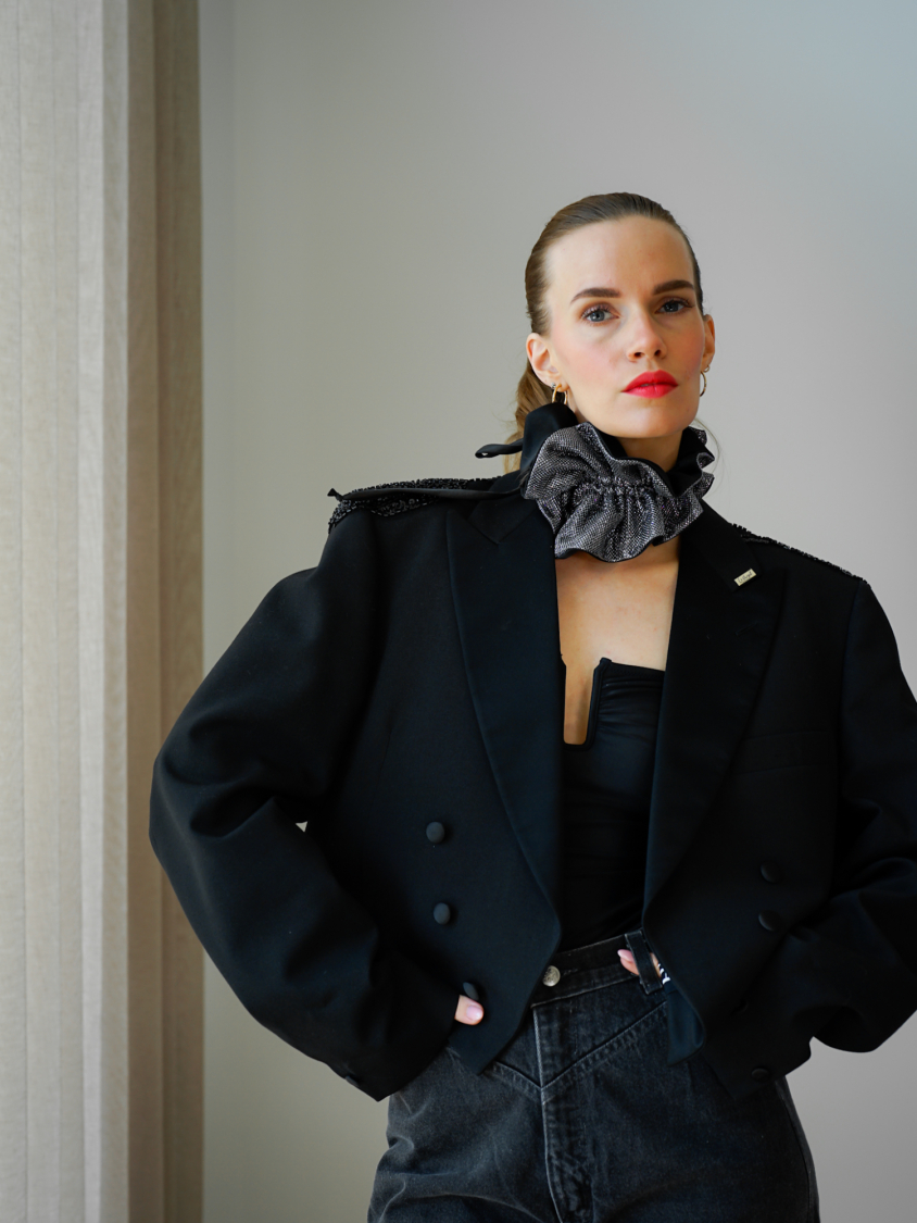 Vintage Vibes kort blazer med pailletter – No 286 fra LÉ MOSCH, cool og anderledes kort blazer med pailletter, fin secondhand blazer med blanke revers, 