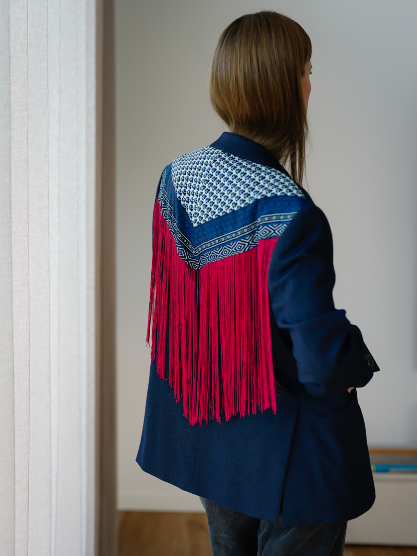 Vintage Vibes blazer med mønstret ryg og røde frynser – No 288 fra LÉ MOSCH, cool og anderledes blazer med frynser, fin secondhand blazer med et twist, 