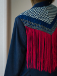 Vintage Vibes blazer med mønstret ryg og røde frynser – No 288 fra LÉ MOSCH, cool og anderledes blazer med frynser, fin secondhand blazer med et twist, 