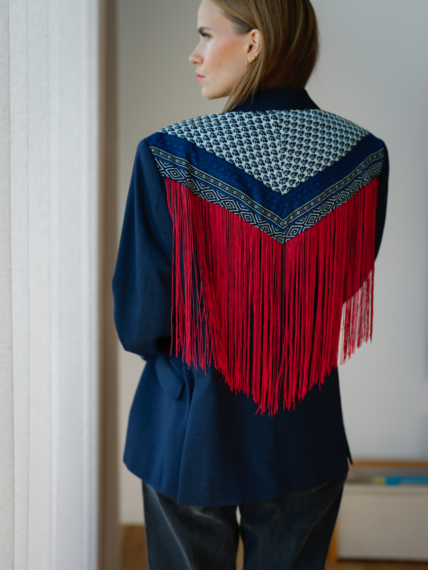 Vintage Vibes blazer med mønstret ryg og røde frynser – No 288 fra LÉ MOSCH, cool og anderledes blazer med frynser, fin secondhand blazer med et twist, 