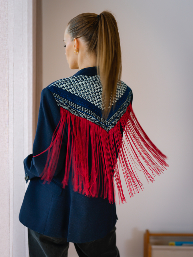 Vintage Vibes blazer med mønstret ryg og røde frynser – No 288 fra LÉ MOSCH, cool og anderledes blazer med frynser, fin secondhand blazer med et twist, 