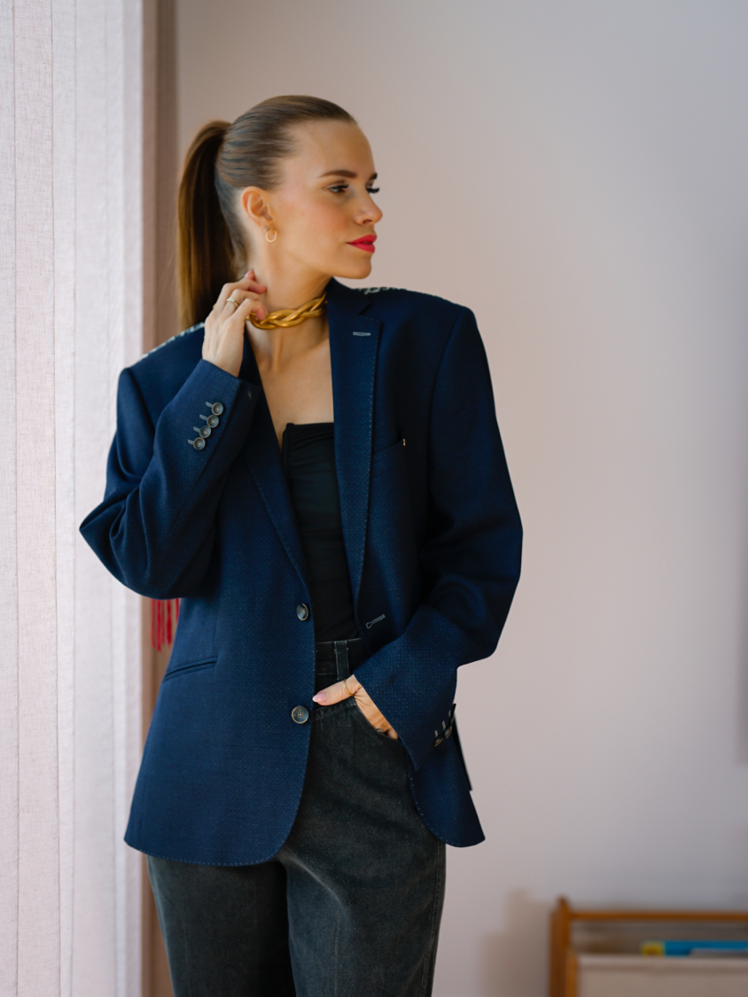 Vintage Vibes blazer med mønstret ryg og røde frynser – No 288 fra LÉ MOSCH, cool og anderledes blazer med frynser, fin secondhand blazer med et twist, 