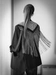 Vintage Vibes blazer med mønstret ryg og røde frynser – No 288 fra LÉ MOSCH, cool og anderledes blazer med frynser, fin secondhand blazer med et twist, 