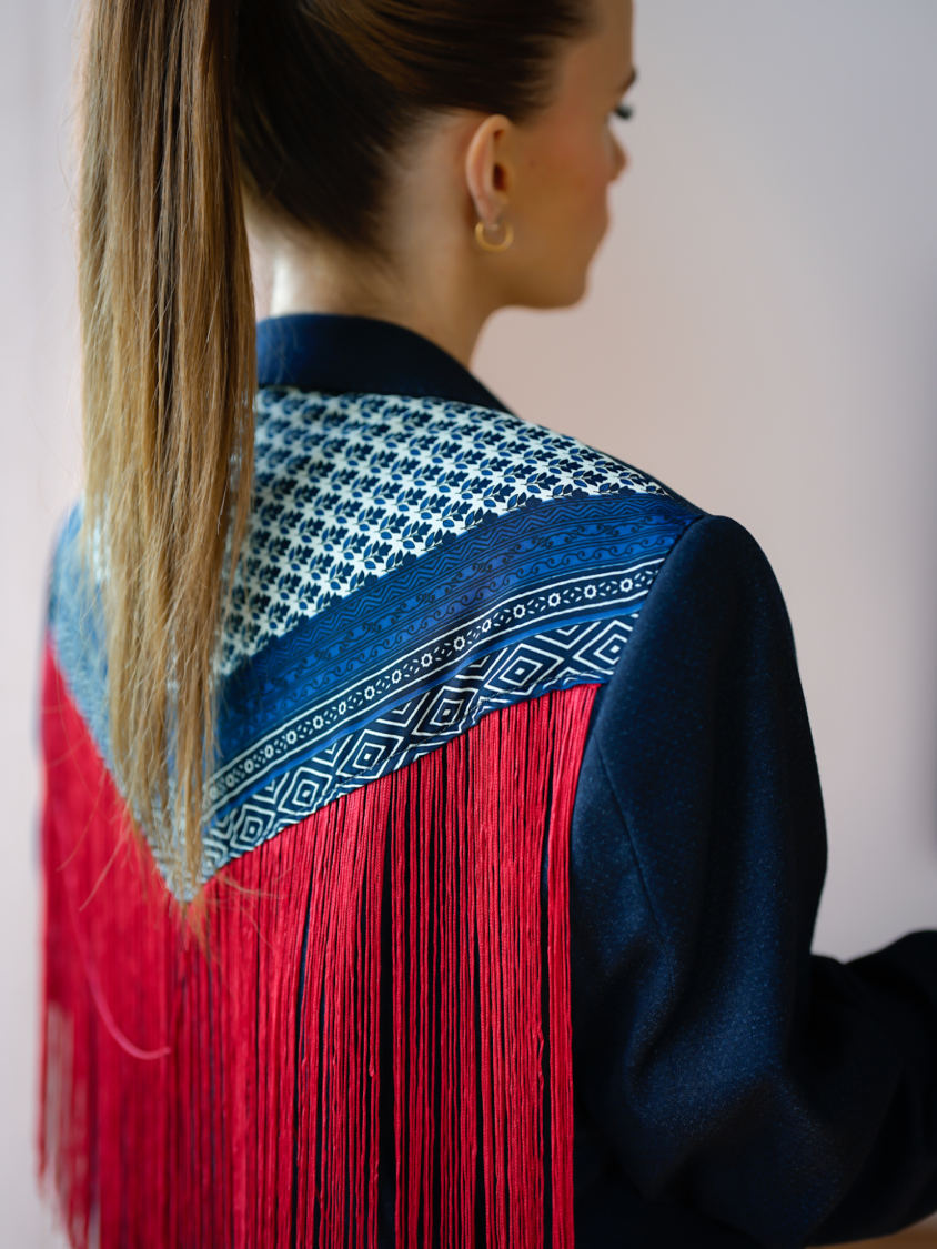 Vintage Vibes blazer med mønstret ryg og røde frynser – No 288 fra LÉ MOSCH, cool og anderledes blazer med frynser, fin secondhand blazer med et twist, 