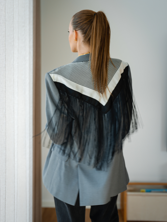 Vintage Vibes blazer med mønstret ryg og sorte frynser – No 289 fra LÉ MOSCH, iøjnefaldende og sej blazer med frynser, fin secondhand blazer med et twist, 