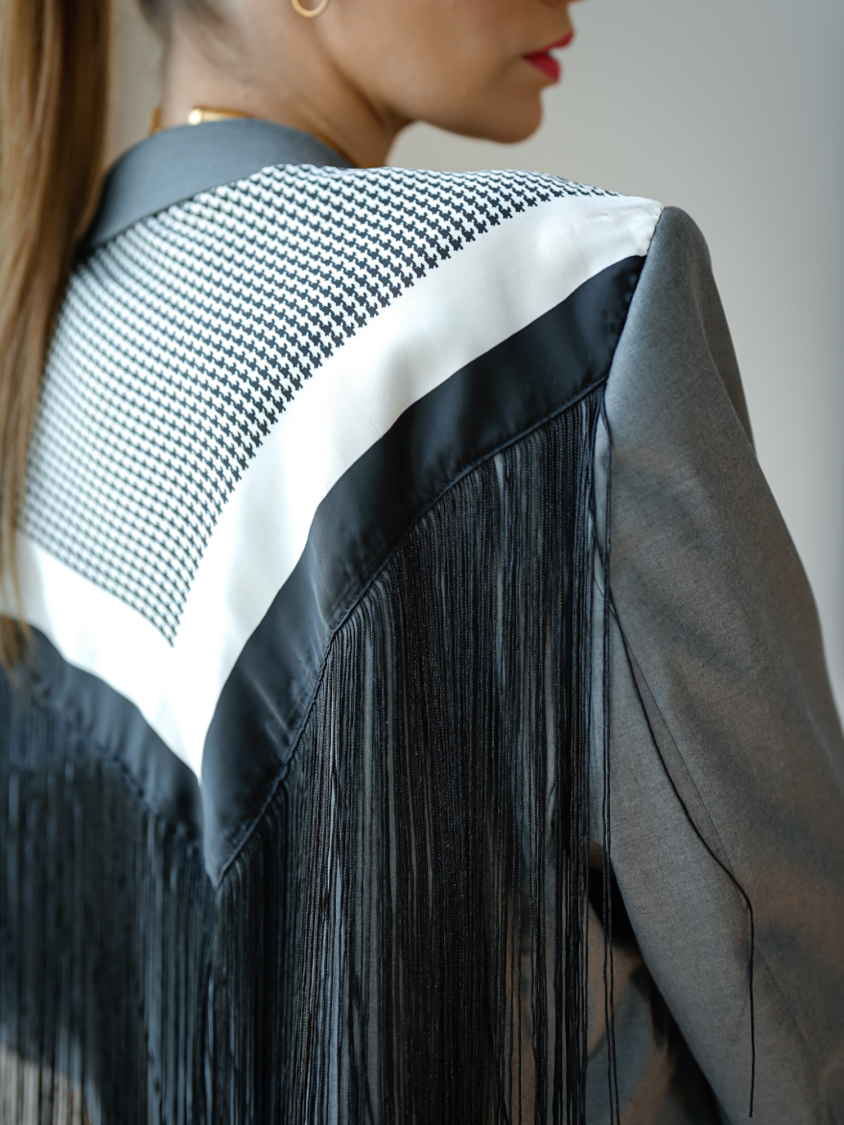 Vintage Vibes blazer med mønstret ryg og sorte frynser – No 289 fra LÉ MOSCH, iøjnefaldende og sej blazer med frynser, fin secondhand blazer med et twist, 