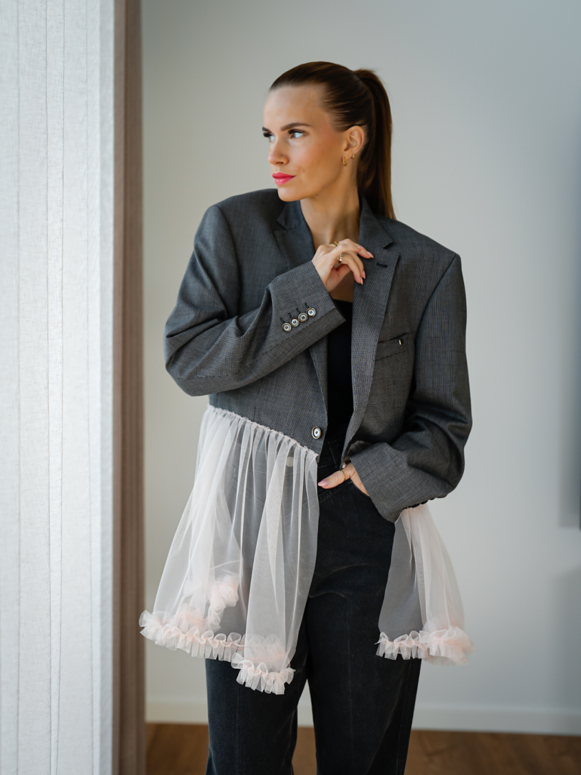 Vintage Vibes blazer med tyl – No 290 fra LÉ MOSCH, iøjnefaldende og fin blazer med tyl, fin secondhand blazer med et twist, 