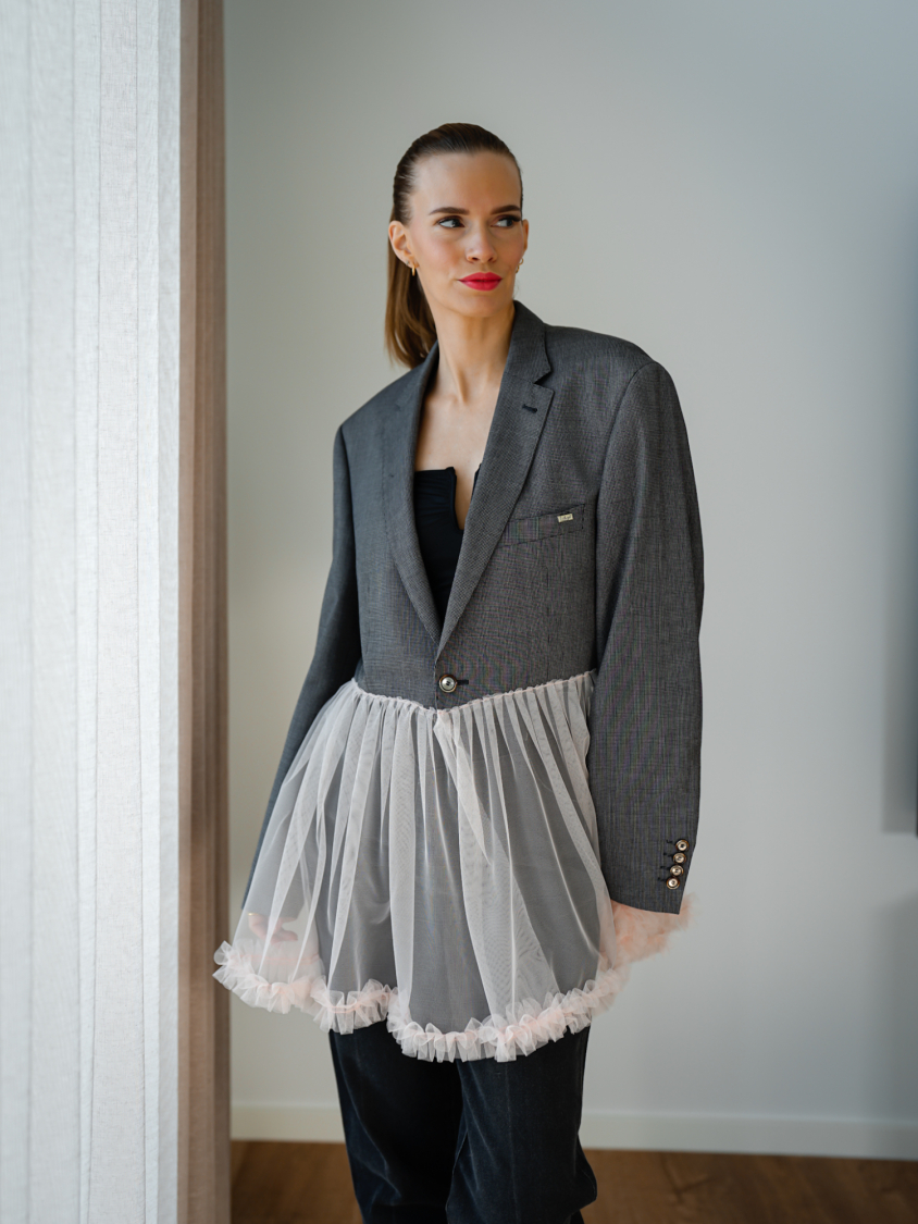 Vintage Vibes blazer med tyl – No 290 fra LÉ MOSCH, iøjnefaldende og fin blazer med tyl, fin secondhand blazer med et twist, 