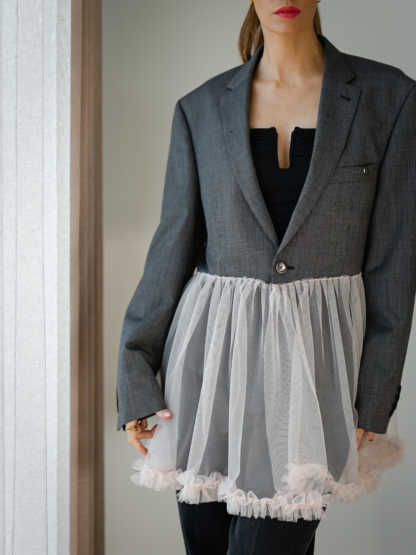 Vintage Vibes blazer med tyl – No 290 fra LÉ MOSCH, iøjnefaldende og fin blazer med tyl, fin secondhand blazer med et twist, 