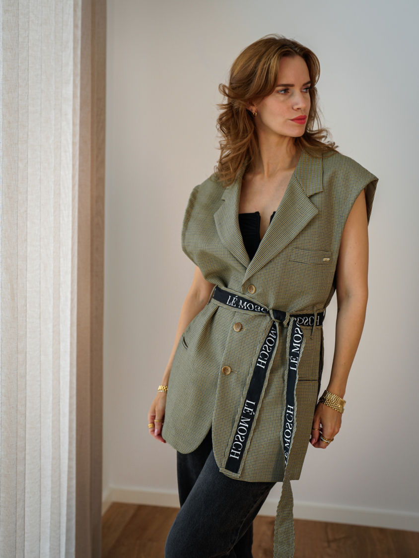 Vintage Vibes åben blazervest med bælte – No 292 fra LÉ MOSCH, anderledes og anvendelig ternet vest, grøn vest med et twist, 