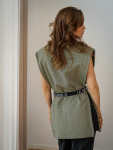 Vintage Vibes åben blazervest med bælte – No 292 fra LÉ MOSCH, anderledes og anvendelig ternet vest, grøn vest med et twist, 