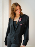 Vintage Vibes kort skulpturel blazer med brocher – No 293 fra LÉ MOSCH, skøn og unik sort kort blazer, blazer med et anderledes snit, 