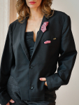 Vintage Vibes kort skulpturel blazer med brocher – No 293 fra LÉ MOSCH, skøn og unik sort kort blazer, blazer med et anderledes snit, 