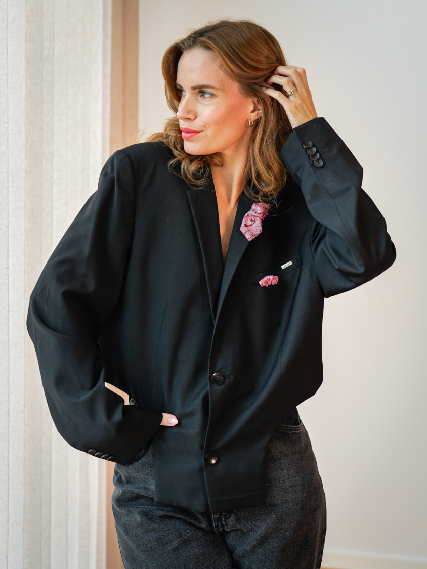 Vintage Vibes kort skulpturel blazer med brocher – No 293 fra LÉ MOSCH, skøn og unik sort kort blazer, blazer med et anderledes snit, 
