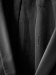 Vintage Vibes kort skulpturel blazer med brocher – No 293 fra LÉ MOSCH, skøn og unik sort kort blazer, blazer med et anderledes snit, 