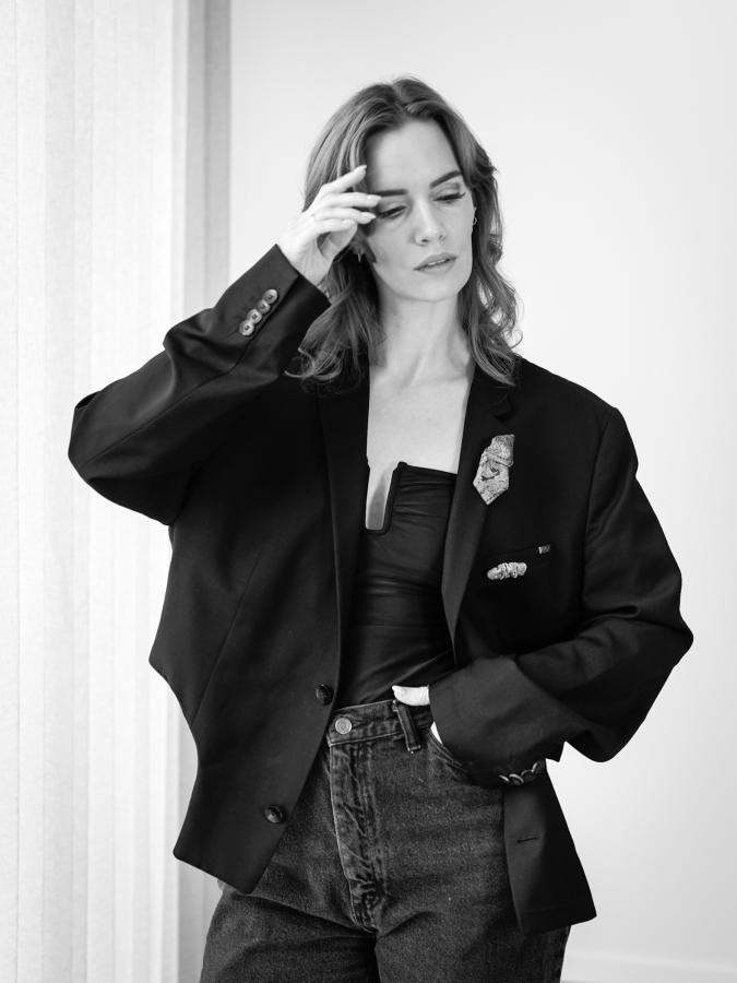 Vintage Vibes kort skulpturel blazer med brocher – No 293 fra LÉ MOSCH, skøn og unik sort kort blazer, blazer med et anderledes snit, 