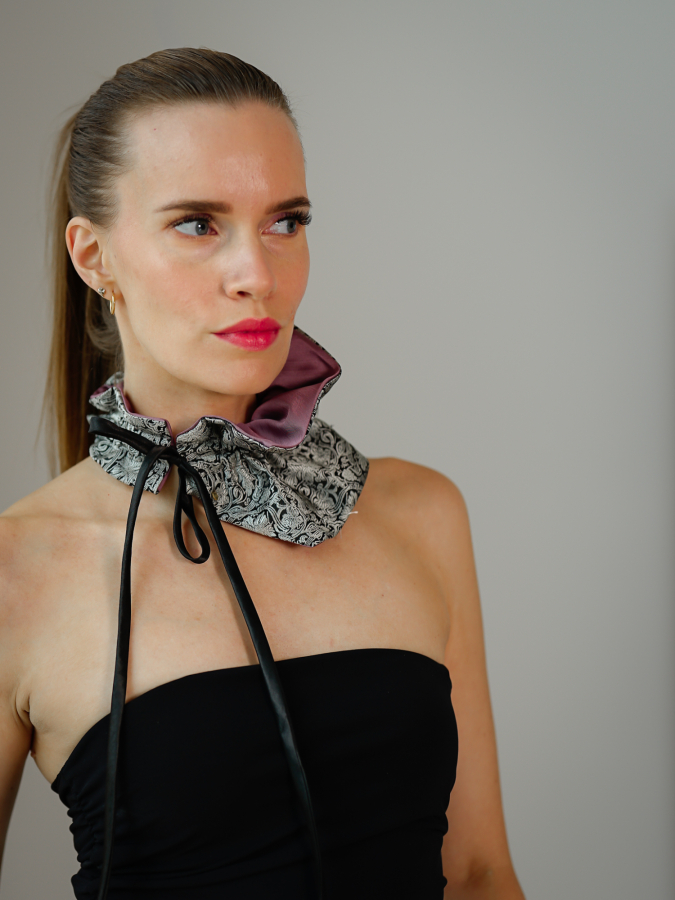 Hardy slipsekrave no 11 - grå og pudder fra LÉ MOSCH, smuk krave af et upcyclet slips, dekorativ og farverig statement krave, 