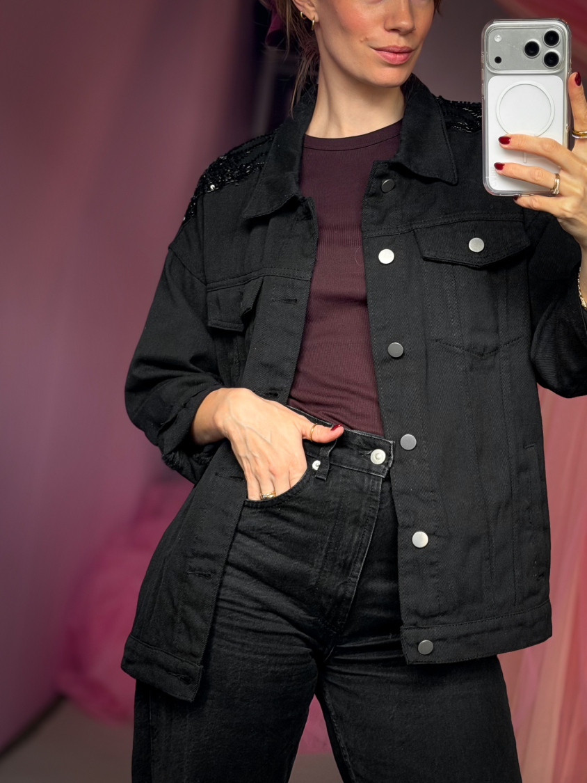 Vintage Vibes sort denim jakke med pailletter – no 295 fra LÉ MOSCH, cool og anvendelig jakke, denimjakke med trekvarte ærmer, 