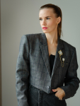 Vintage Vibes kort ternet blazer med broche – No 296 fra LÉ MOSCH, kort blazer med fine tern, elegant kort blazer med broche,  