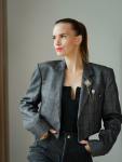 Vintage Vibes kort ternet blazer med broche – No 296 fra LÉ MOSCH, kort blazer med fine tern, elegant kort blazer med broche,  